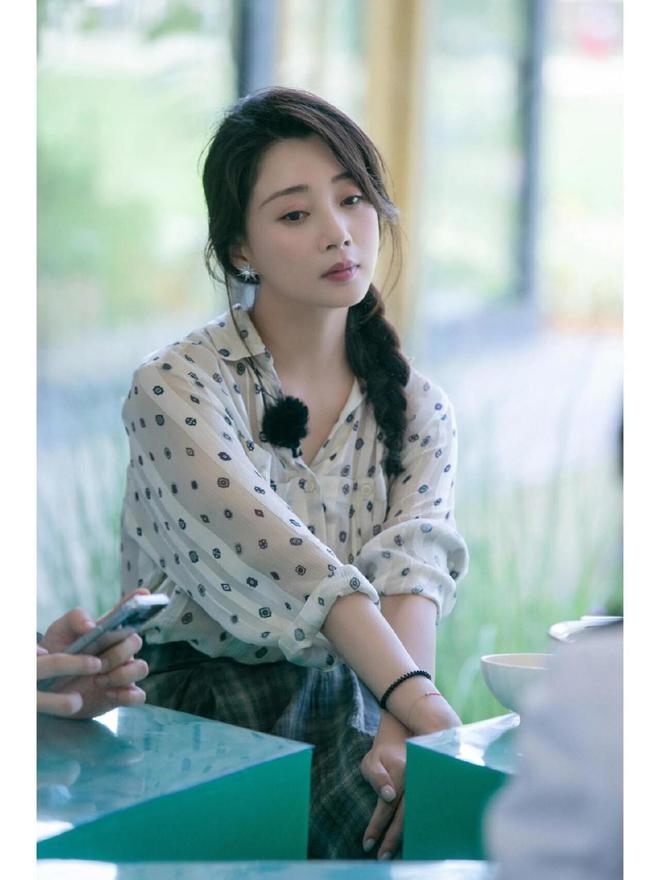 ！很值得中年女性借鉴时尚、优雅还减龄瓦力游戏试玩被45岁殷桃的穿搭惊艳到(图7)