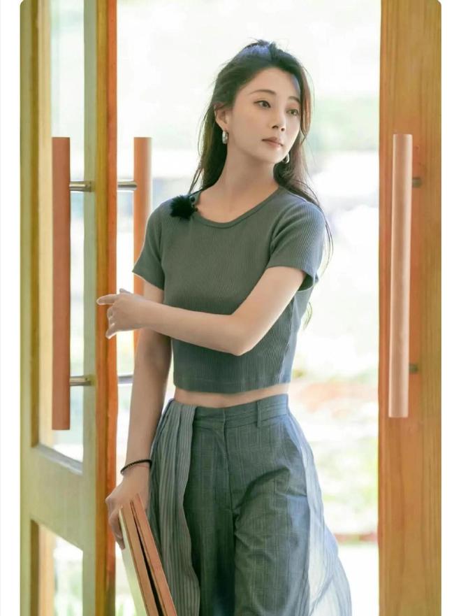 ！很值得中年女性借鉴时尚、优雅还减龄瓦力游戏试玩被45岁殷桃的穿搭惊艳到(图3)