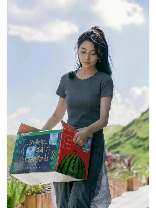 ！很值得中年女性借鉴时尚、优雅还减龄瓦力游戏试玩被45岁殷桃的穿搭惊艳到(图12)