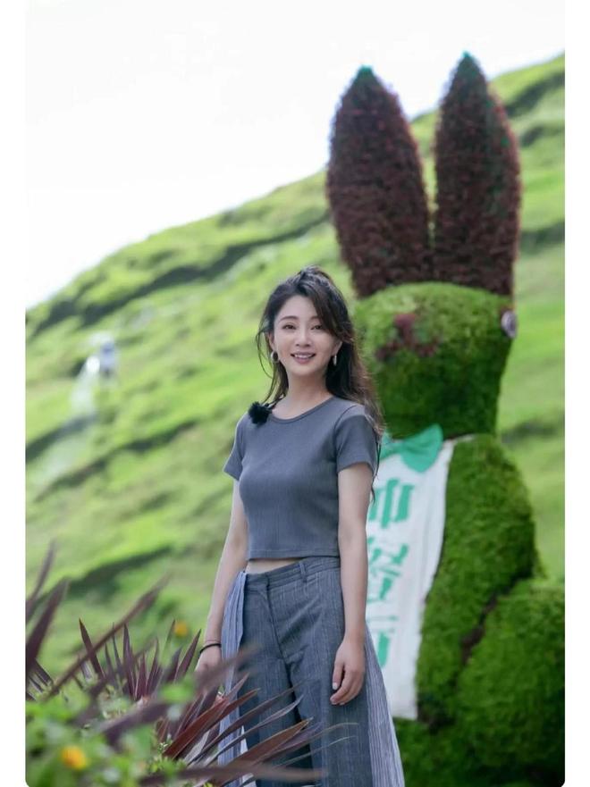 ！很值得中年女性借鉴时尚、优雅还减龄瓦力游戏试玩被45岁殷桃的穿搭惊艳到(图13)