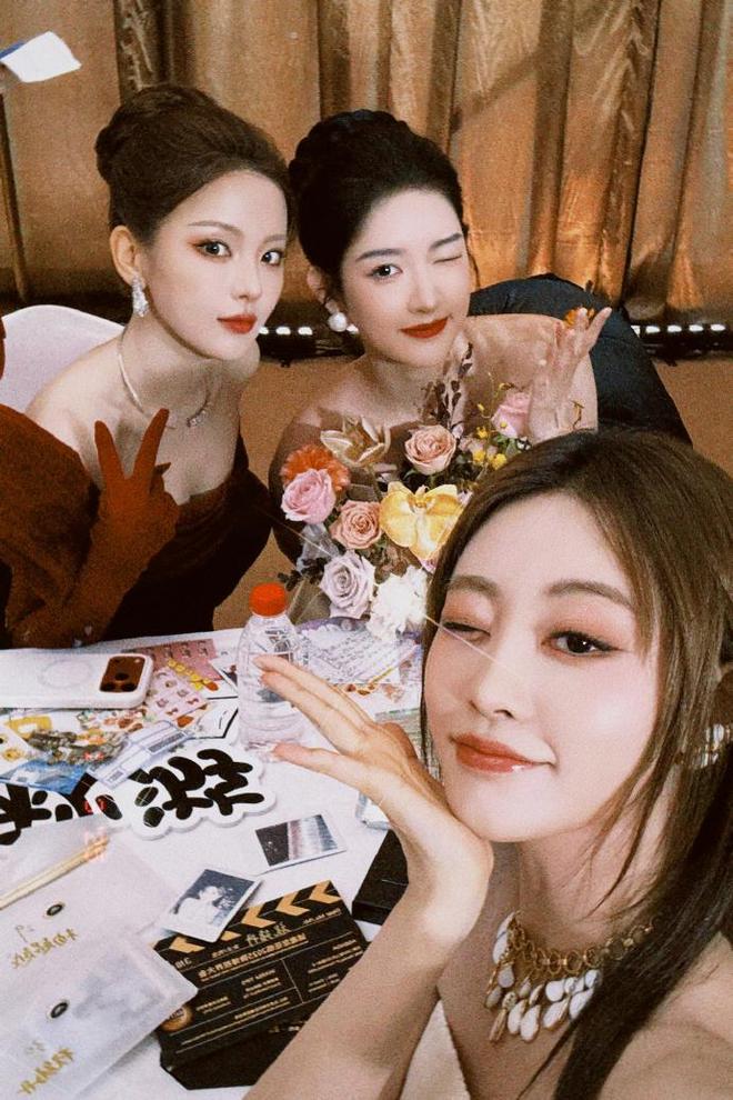 美貌”！穿白色抹胸裙佩戴珍珠耳环好美瓦力娱乐棋牌王玉雯被赞拥