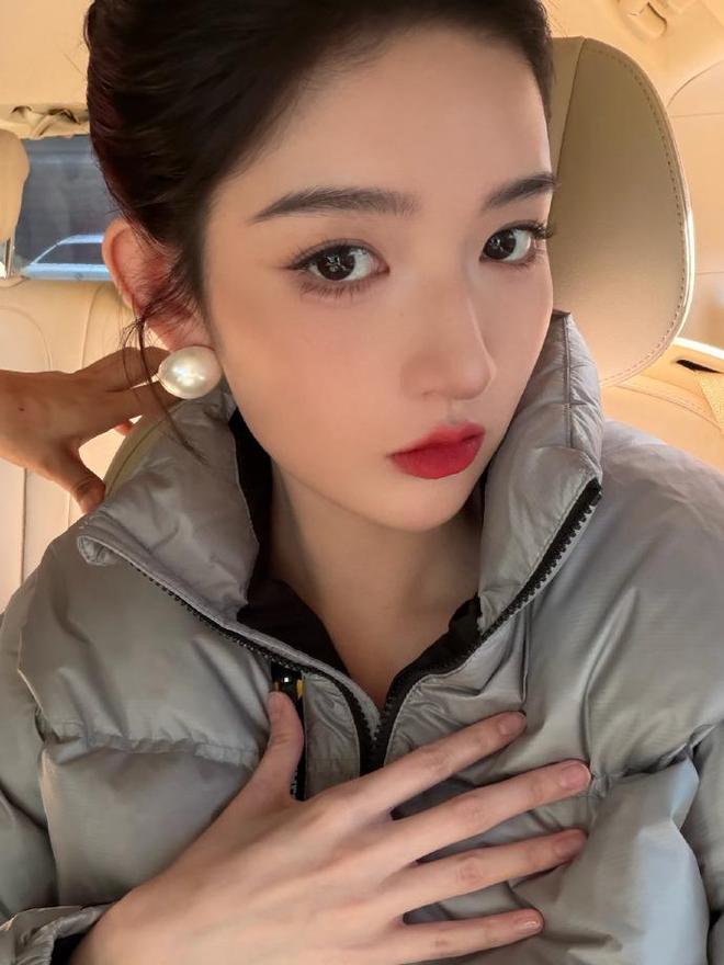 美貌”!穿白色抹胸裙佩戴珍珠耳环好美瓦力娱乐棋牌王玉雯被赞拥有“珍珠般的(图3) 美貌”!穿白色抹胸裙佩戴珍珠耳环好美瓦力娱乐棋牌王玉雯被赞拥有“珍珠般的(图3)