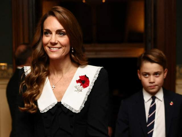 娃领大衣清新脱俗乔治王子当护花使者瓦力棋