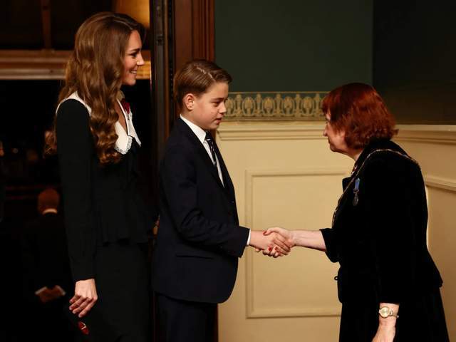 娃领大衣清新脱俗乔治王子当护花使者瓦力棋牌游戏凯特王妃走少女路线娃(图4)