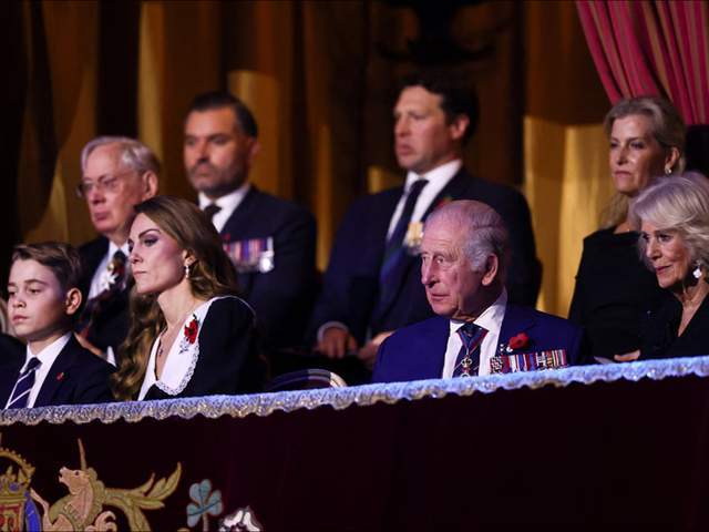 娃领大衣清新脱俗乔治王子当护花使者瓦力棋牌游戏凯特王妃走少女路线娃(图3)