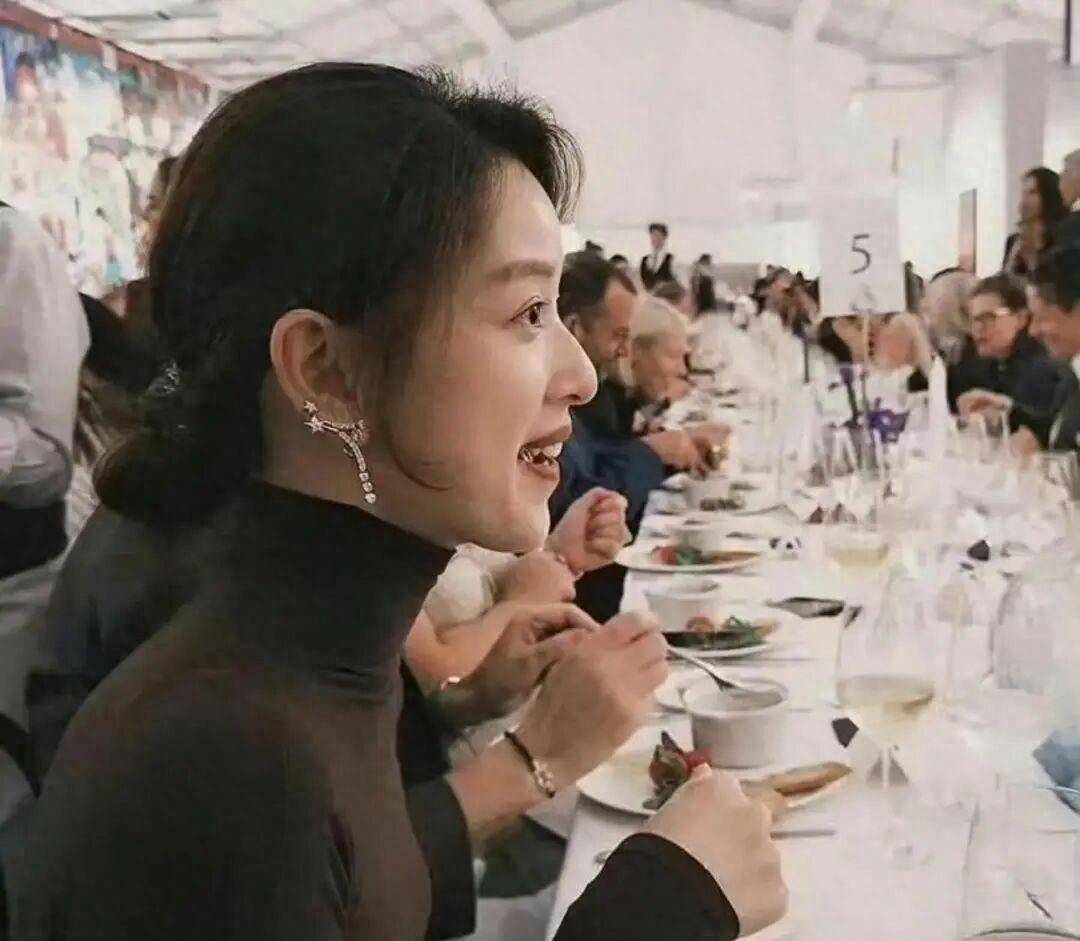 搜：身价600亿早已不只是刘强东妻子瓦力棋牌章泽天775万天价耳环上热(图3)